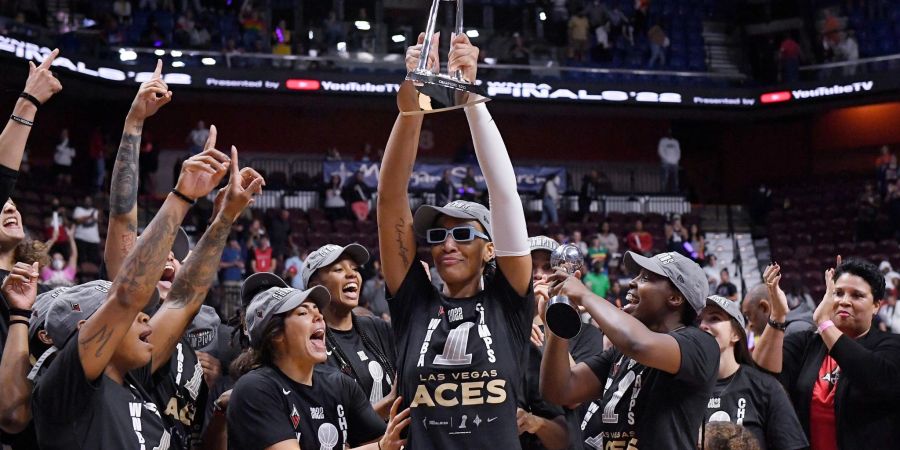 A'ja Wilson von den Las Vegas Aces feiert mit ihrem Team den Sieg im WNBA-Basketball-Finale gegen Connecticut Sun.