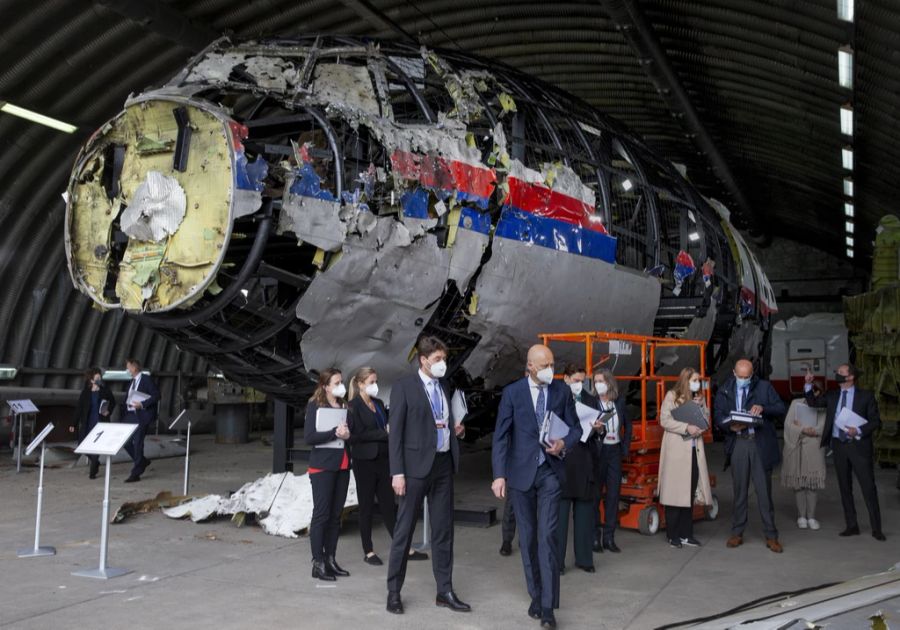 2014 wurde ein Flugzeug der Malaysian Airlines über der Donbass-Region abgeschossen. Girkin wies die Schuld von sich. Im Bild: Rechtsanwälte schauen sich 2021 das rekonstruierte Flugzeug an.