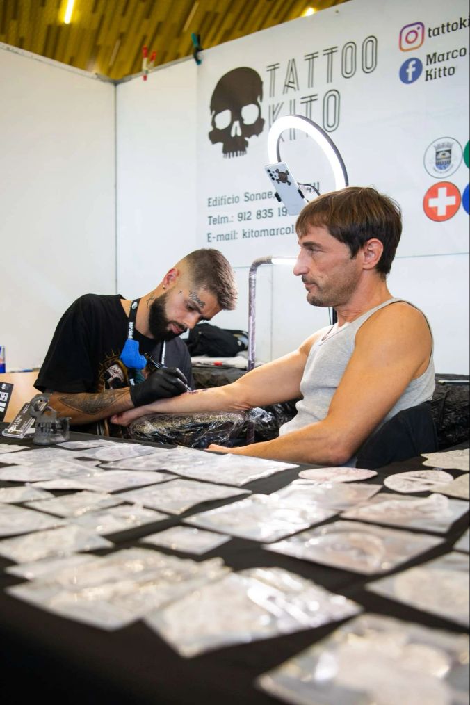 David aus St. Gallen lässt sich von Marco einen Astronauten stechen.