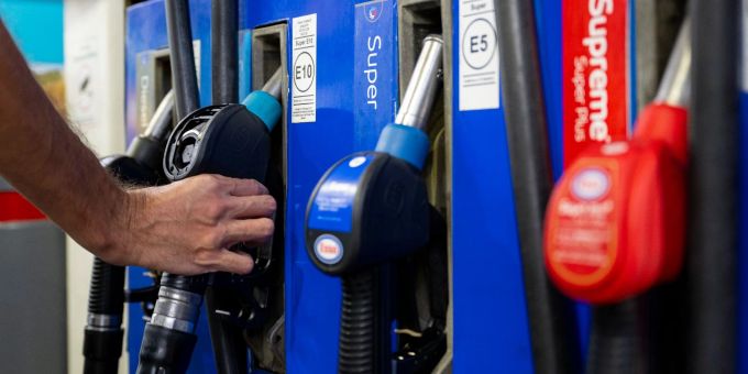 Ein Autofahrer hängt an einer Tankstelle in München eine Zapfpistole in die Zapfsäule. Ein Autofahrer hängt an einer Tankstelle in München eine Zapfpistole in die Zapfsäule.