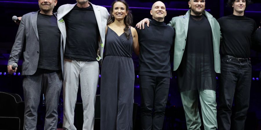 Die Komponisten Peter Plate und Ulf Leo Sommer (l-r) stellten mit Darstellern der Presse das Musical «Romeo & Julia - Liebe ist Alles» in Berlin vor.