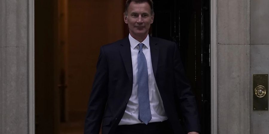 Jeremy Hunt, neuer Finanzminister von Grossbritannien, verlässt Downing Street 10 nach einem Treffen mit Premierministerin Truss. Foto: Alberto Pezzali/AP/dpa