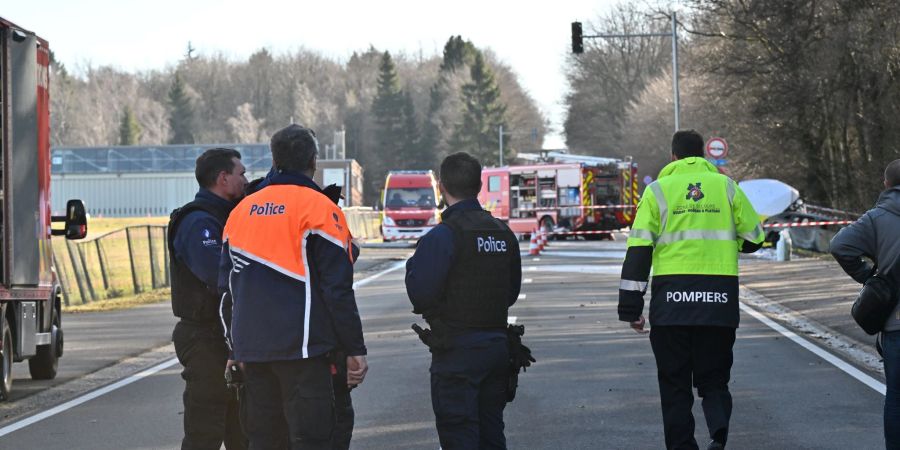 Rettungskräfte begutachten Absturzstelle des Kleinflugzeuges in der belgischen Stadt Spa.