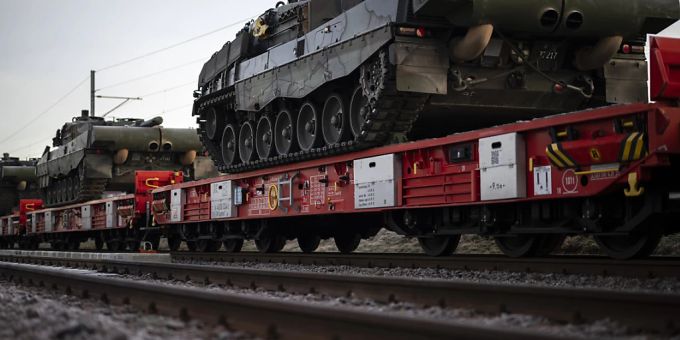 Auf Zügen rollten am Dienstag Kampfpanzer des Typs Leopard 2 aus der Ostschweiz in Richtung Deutschland. Kampfpanzer des Typs Leopard 2