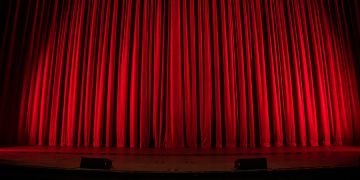 Theaterbühne mit rotem Vorhang