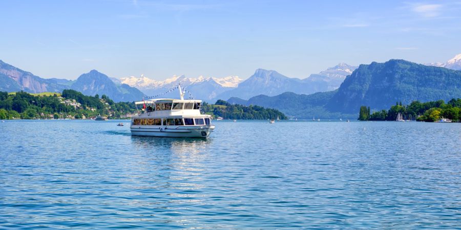 Kreuzfahrtschiff vor den Berggipfeln der Alpen am Vierwaldstättersee.