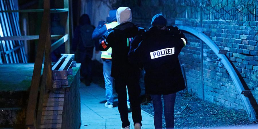 Beamte sind in Berlin-Friedrichshain im Einsatz. Bei RAF-Fahndung in Berlin gab es weitere Durchsuchung. Foto: Annette Riedl/dpa