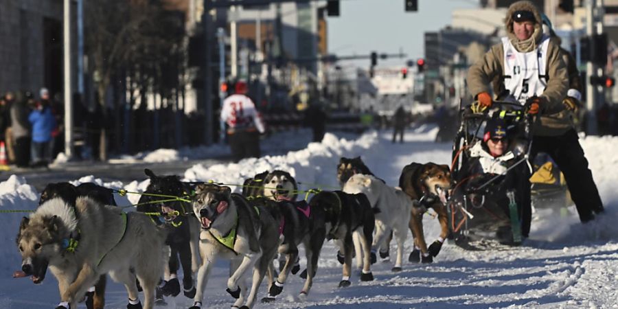 Mats Pettersson aus Schweden beim Start des Iditarod-Schlittenhunderennens Foto: Bob Hallinen/Anchorage Daily News via AP/dpa - ACHTUNG: Nur zur redaktionellen Verwendung und nur mit vollständiger Nennung des vorstehenden Credits