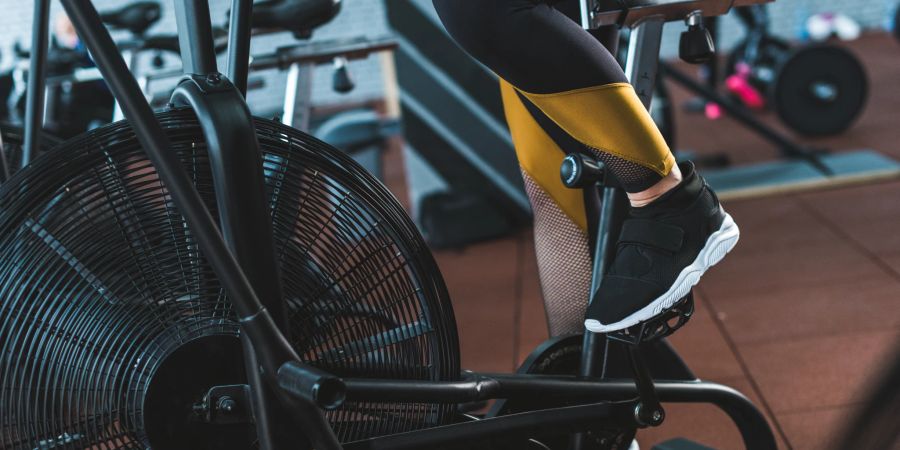 close-up, frauenbein, fahrrad-maschine