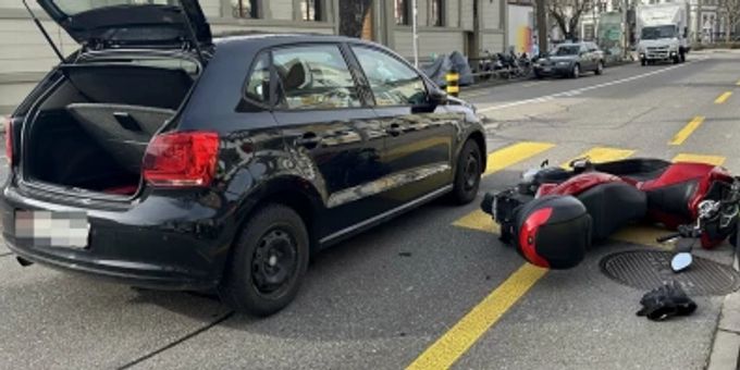 Schaffhausen - Motorradfahrer (63) bei Kollision mit Auto verletzt
