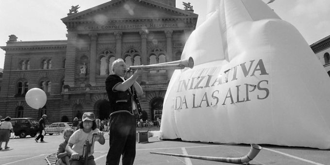 Vor 30 Jahren sagte das Schweizer Stimmvolk Ja zur Alpen-Initiative und veränderte damit die Verkehrspolitik. (Archivbild) Alpen-Initiative