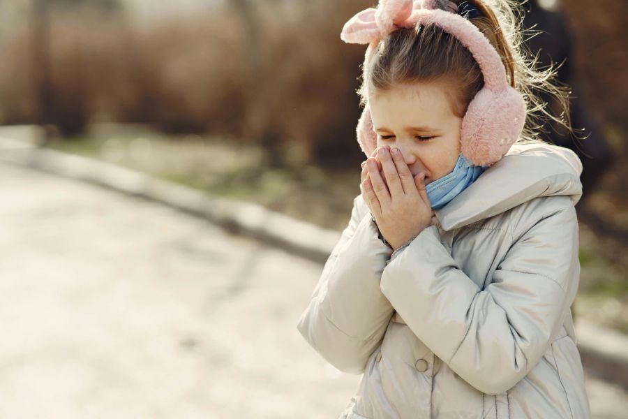 In dieser Wintersaison hält sich bei Kindern vor allem der Husten hartnäckig.