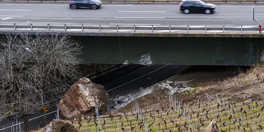 Am Viadukt sind Spuren des Aufpralls des Felsblocks zu sehen.