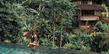 Frau in einem tropischen Pool.