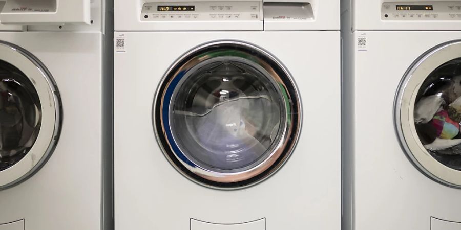 Beim Waschen von Textilien wie Satin oder Mikrofasern werden laut einer neuen Studie bisher noch kaum erforschte Partikel freigesetzt. (Archivbild)