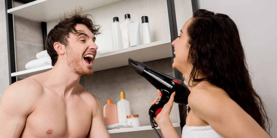 Männer sollten ihre Haare nicht zu oft mit aggressivem Shampoo waschen.
