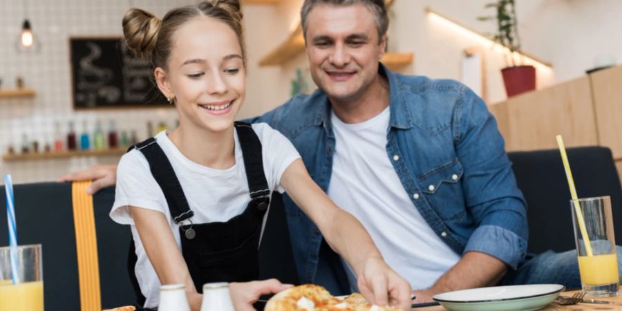 Tochter Teenager Vater Pizza essen