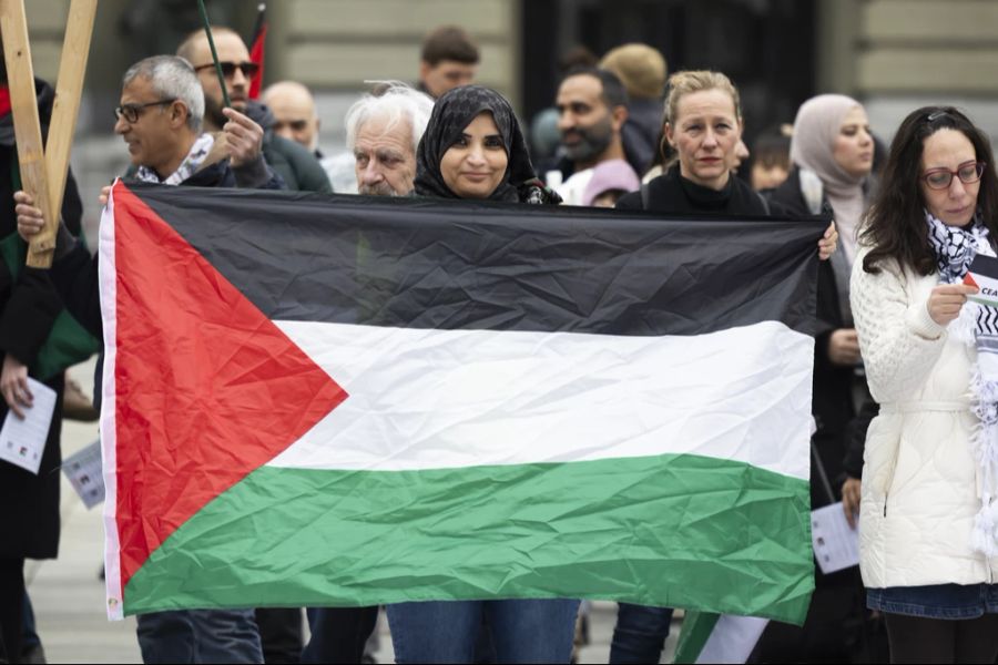 Rund 500 Menschen sollen sich am Samstag auf dem Bundesplatz versammelt haben.