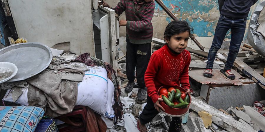 ARCHIV - Ein palästinensisches Mädchen geht durch die Ruinen eines Haus nach einem israelischen Bombardement. Foto: Abed Rahim Khatib/dpa