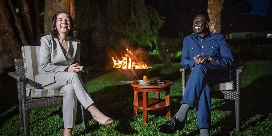 Annalena Baerbock (Bündnis90/Die Grünen), Aussenministerin, nimmt an einem Treffen mit William Samoei Ruto, Präsident von Kenia im Garten der Presidetial State Lodge Sagada teil. Foto: Michael Kappeler/dpa