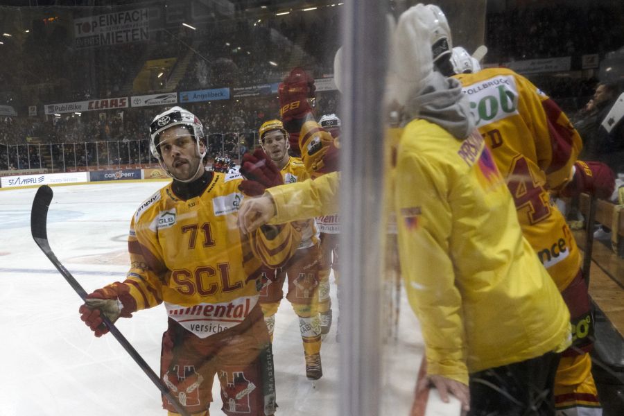 Langnauer Jubel im ersten Drittel: Schon nach sieben Minuten steht es 3:0 für die Gäste.