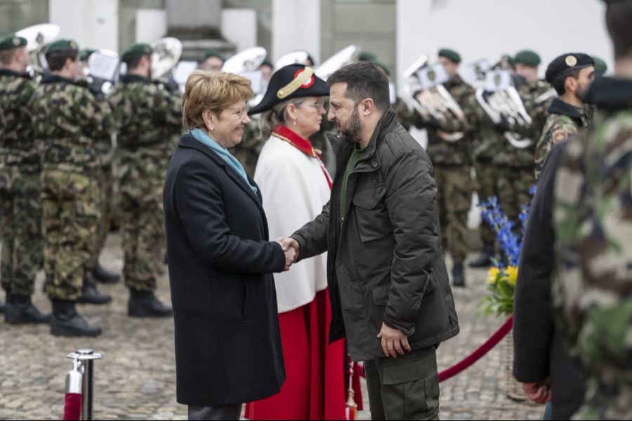 Bundespräsidentin Viola Amherd schüttelt die Hand von Präsident Wolodymyr Selenskyj, 15. Januar 2024, in Bern.