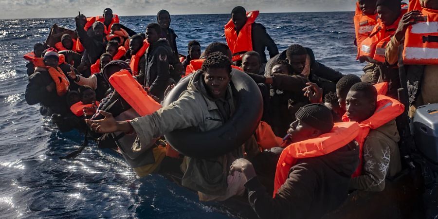 ARCHIV - Mehrere Migranten in einem Boot im Mittelmeer, während Rettungskräfte versuchen ihnen zu helfen. Foto: Antonio Sempere/EUROPA PRESS/dpa