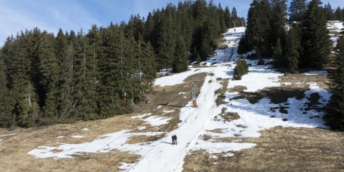 Die Skigebiete in der Schweiz leiden in diesem Winter unter Schneemangel. Nebst den Pisten war alles grün, so wie auch hier in Ormont-Dessus VD. Schneemangel
