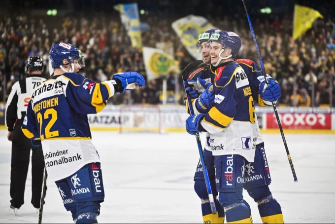 Valentin Nussbaumer (r) führt den HC Davos zum Sieg. HC Davos