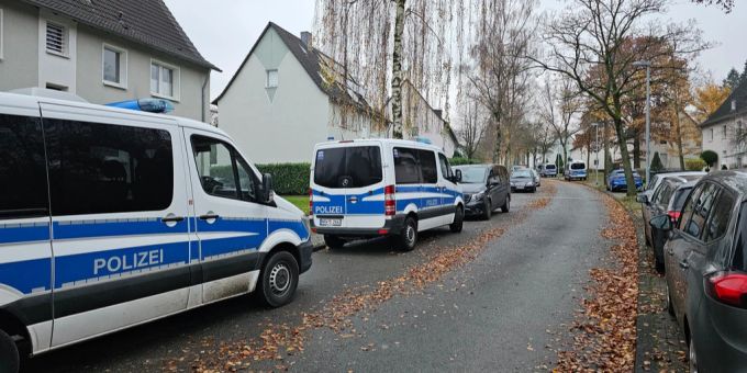 Einsatzfahrzeuge der Polizei bei einer Razzia in Bochum-Weitmar auf der Straße, 23.11.2023, Nordrhein-Westfalen, Bochum. Sicherheitskräfte haben im Zusammenhang mit dem Verbot der Terrororgan