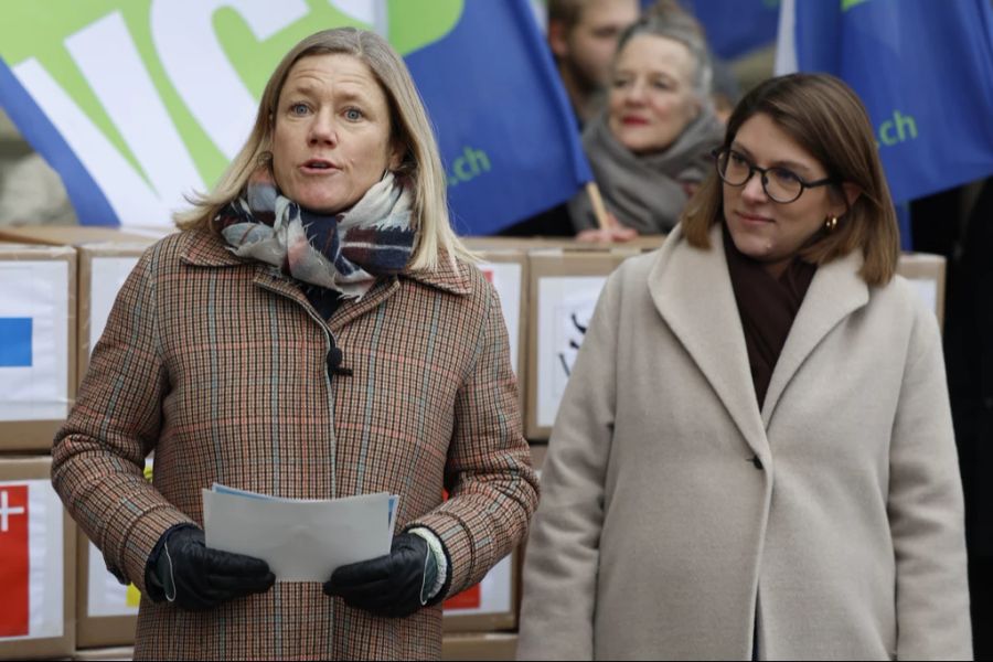 Die beiden Grünen-Nationalrätinnen Florence Brenzikofer (links, BL) und Franziska Ryser (SG) unterstützen das Referendum ebenfalls.