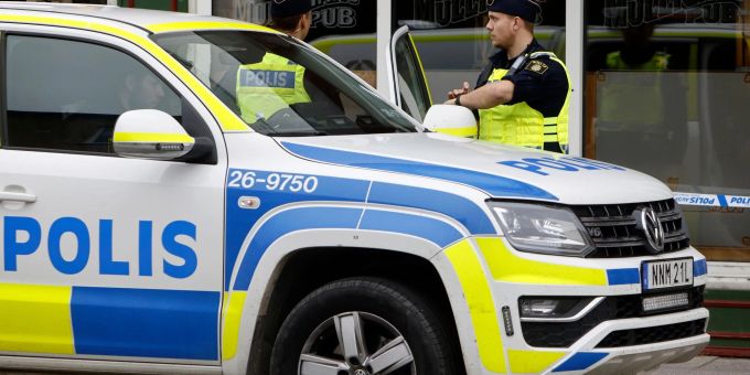 Polizei in Sandviken, etwa 162 Kilometer nordwestlich von Stockholm, vor einer Kneipe. Mehrere Tausend Menschen in Schweden sind in Bandenkriminalität verwickelt. Schweden Polizei