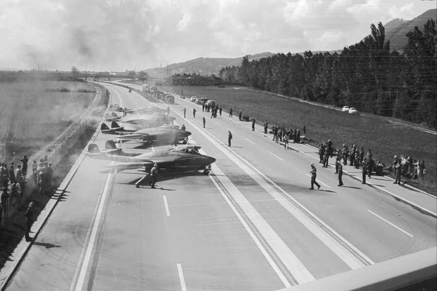 Bild von den ersten Autobahnlandungen mit den De Havilland DH-112 «Venom», am 19. September 1970 bei Oensingen SO.