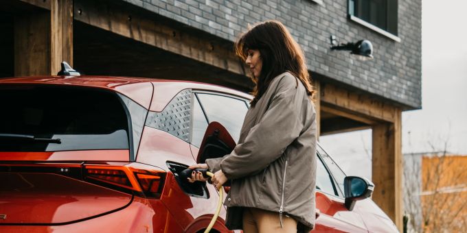 Verbrenner oder E-Auto? Ganz klar letzteres! Elektrische Autos sind viel nachhaltiger. clyde