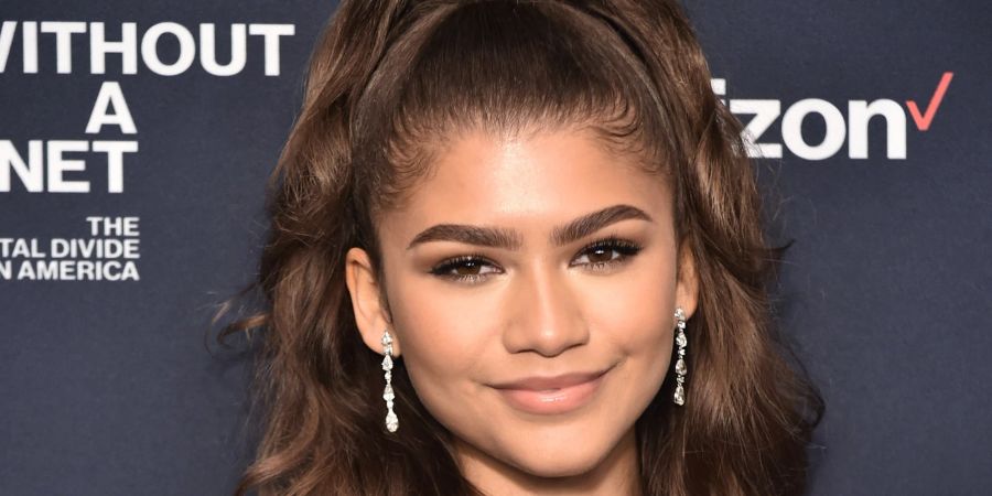 Ein Sleek-Bun, wie Zendaya ihn hier trägt, ist besonders elegant.