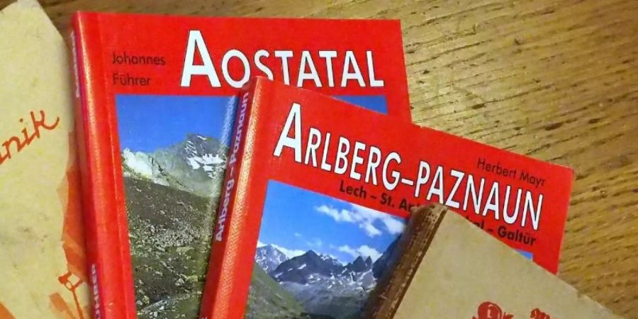 Wanderführer aus dem Rother Bergverlag gehören für viele Wanderer zur Grundausstattung. Foto: Carsten Hoefer/dpa