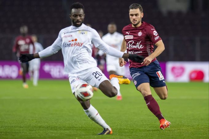 Ousmane Doumbia vom FCZ kämpft mit Alex Schalk um den Ball. FCZ