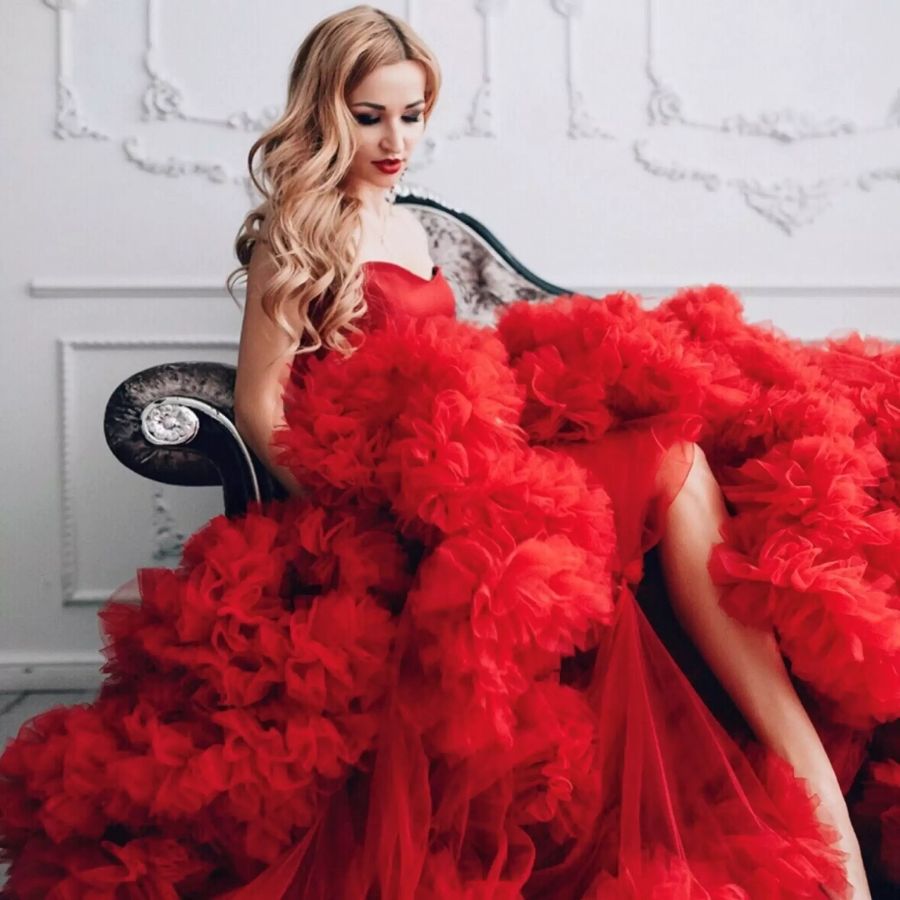 Frau im roten Kleid