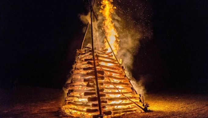 Das traditionelle Silvesterfeuer in Hallwil. Silvester