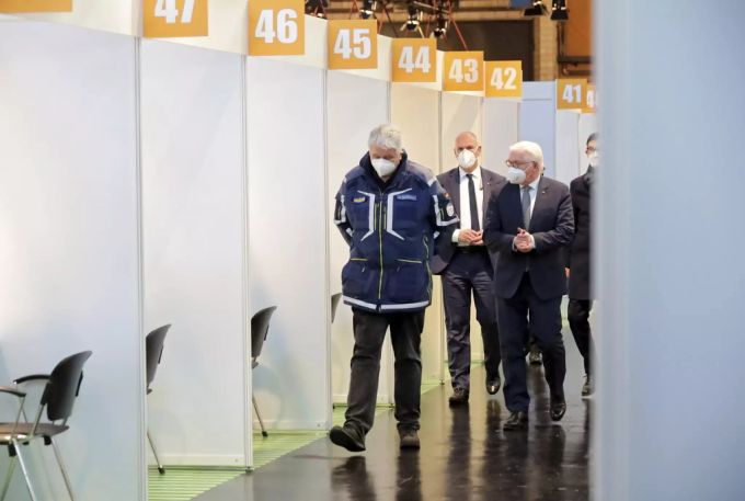 Frank-Walter Steinmeier (r.) besuchte das Impfzentrum mit Projektleiter Albrecht Broemme (l.). Steinmeier