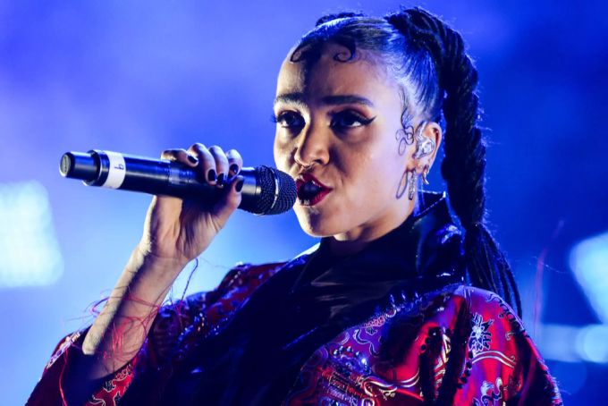 FKA Twigs bei einem Auftritt. shia labeouf