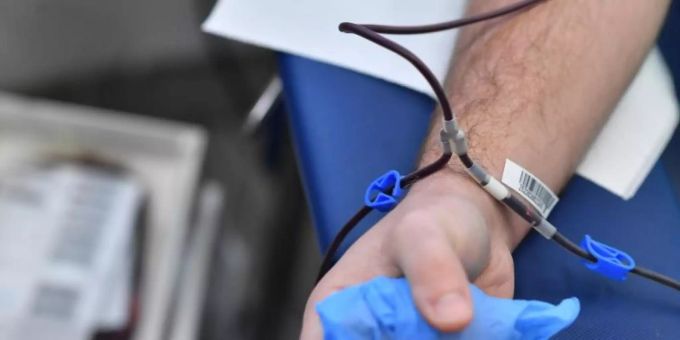 Auch wenn sich Blutplasma zur Behandlung des Corona-Virus nicht als Wundermittel herausstellt: In einigen Situationen unterstützt die Transfusion den Heilungsprozess. Foto: Piotr Polak/PAP/dpa Auch wenn sich Blutplasma zur Behandlung des Corona-Virus nicht als Wundermittel herausstellt: In einigen Situationen unterstützt die Transfusion den Heilungsprozess. Foto: Piotr Polak/PAP/dpa