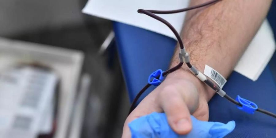 Auch wenn sich Blutplasma zur Behandlung des Corona-Virus nicht als Wundermittel herausstellt: In einigen Situationen unterstützt die Transfusion den Heilungsprozess. Foto: Piotr Polak/PAP/dpa