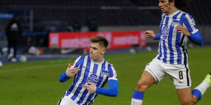 Herthas Krzysztof Piatek (l) bejubelt sein Tor zum 2:1 mit Matteo Guendouzi. Foto: Odd Andersen/AFP-Pool/dpa Herthas Krzysztof Piatek (l) bejubelt sein Tor zum 2:1 mit Matteo Guendouzi. Foto: Odd Andersen/AFP-Pool/dpa
