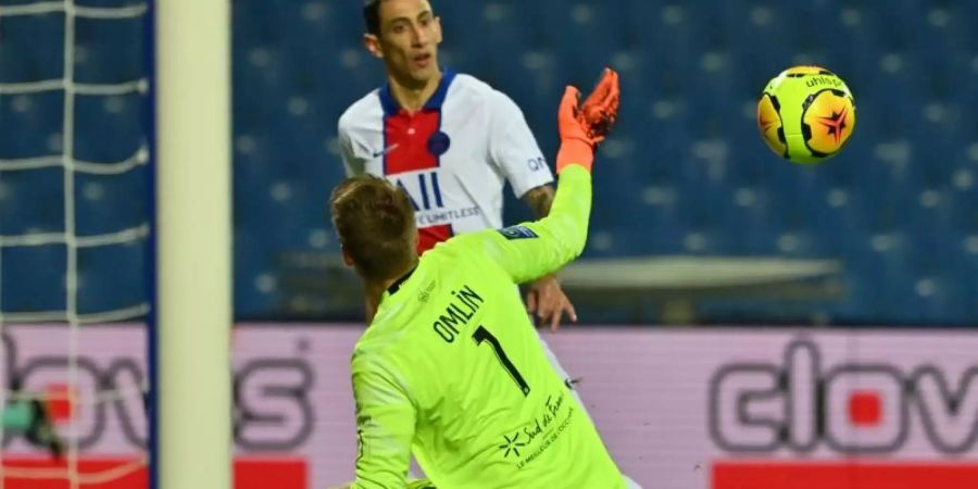 Paris Mittelfeldspieler Angel Di Maria (hinten) verpasst eine Torchance - kann sich aber über ein 3:1-Auswärtserfolg in Montpellier freuen. Foto: Pascal Guyot/AFP/dpa