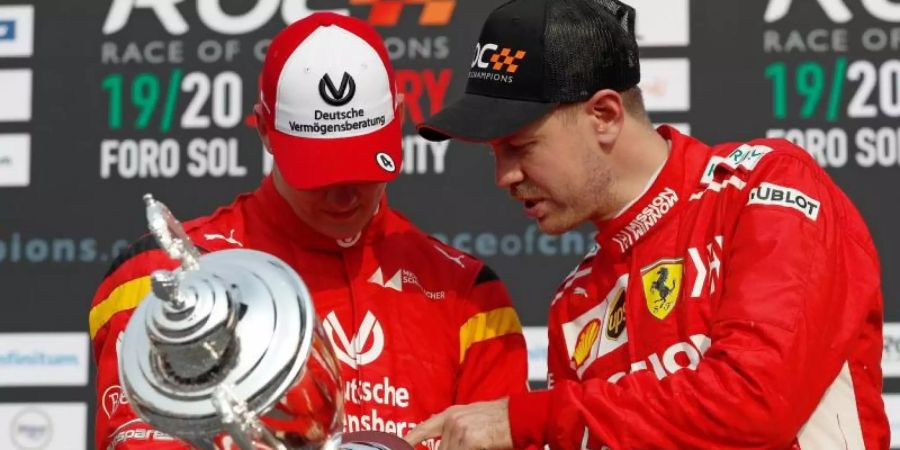 Sebastian Vettel (r) möchte gerne der Ratgeber für Mick Schumacher in der Formel 1 sein. Foto: Rebecca Blackwell/AP/dpa