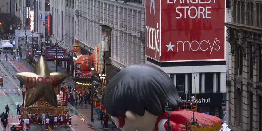 Festzugswagen ziehen bei der Festtagsparade «Macy's Thanksgiving Day Parade» durch die Strassen. Foto: Craig Ruttle/AP/dpa