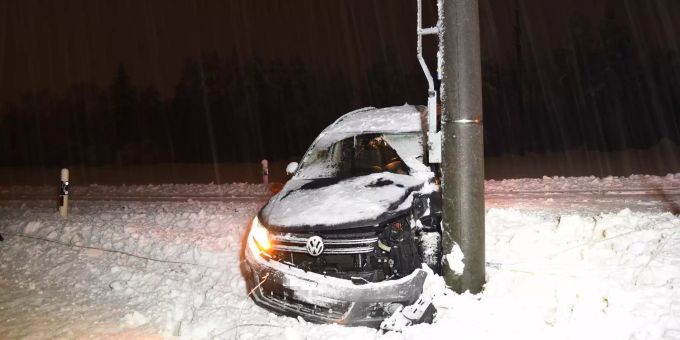 Auto prallt in Strommasten.