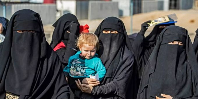 Frauen und Kinder warten in syrischem Lager Al-Hol auf ihre Entlassung Frauen und Kinder warten in syrischem Lager Al-Hol auf ihre Entlassung