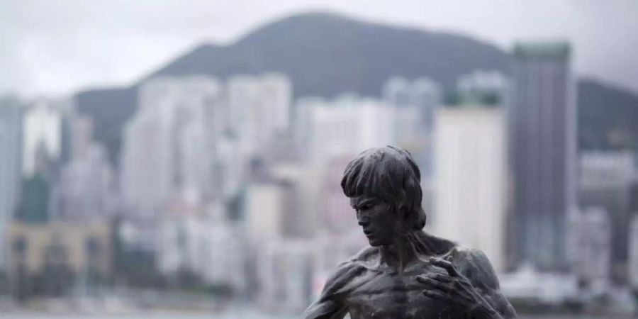 Eine Statue erinnert in Hongkong an Bruce Lee. Foto: Jerome Favre/EPA/dpa